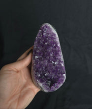 Load image into Gallery viewer, Amethyst Cut Base 577B
